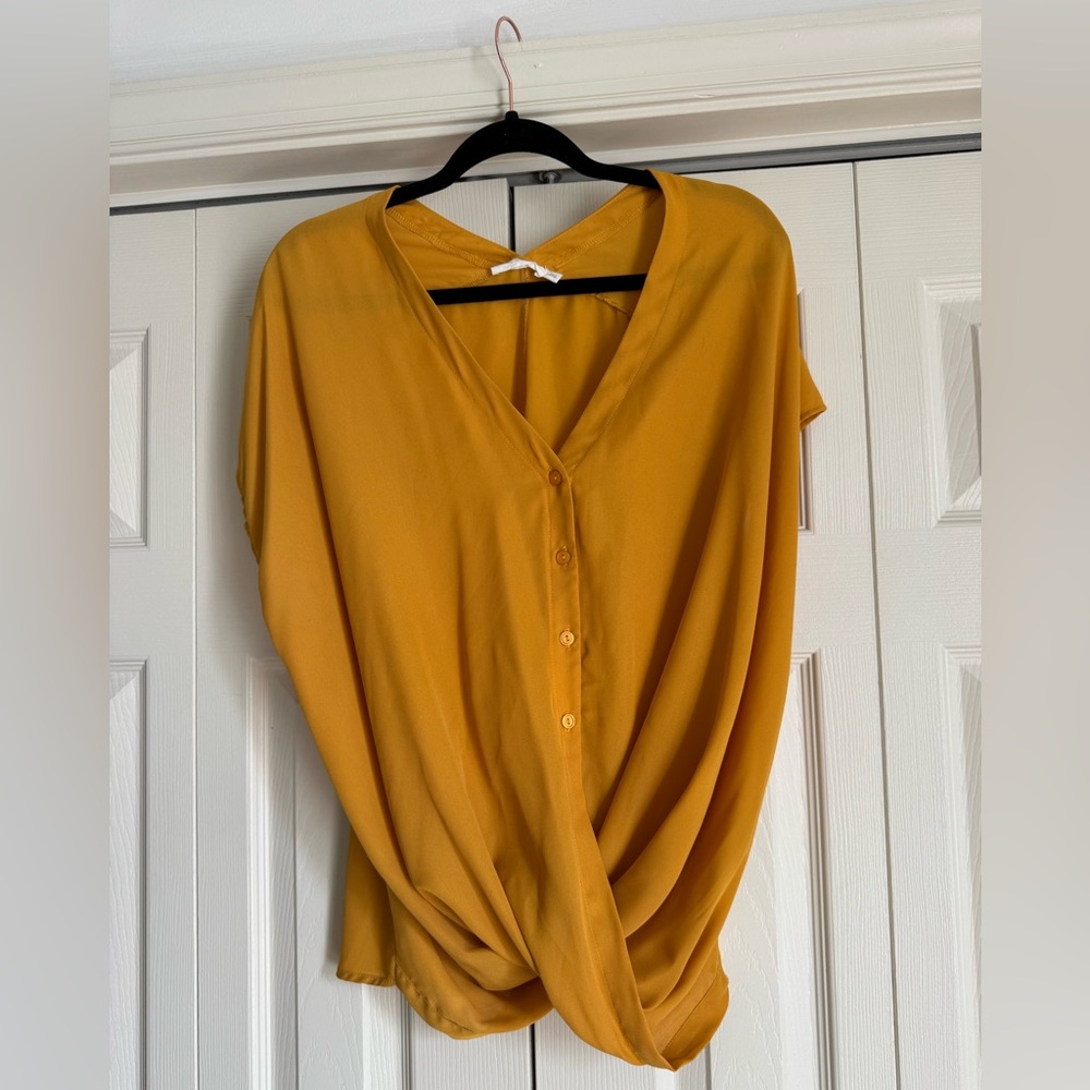 Lush Women’s Mustard Twist-Front Button V-Neck Top Size Large